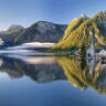Hallstatt im Sommer mit Spiegelung im Hallstätter See, ideal für eine Tour mit Panorama Tours